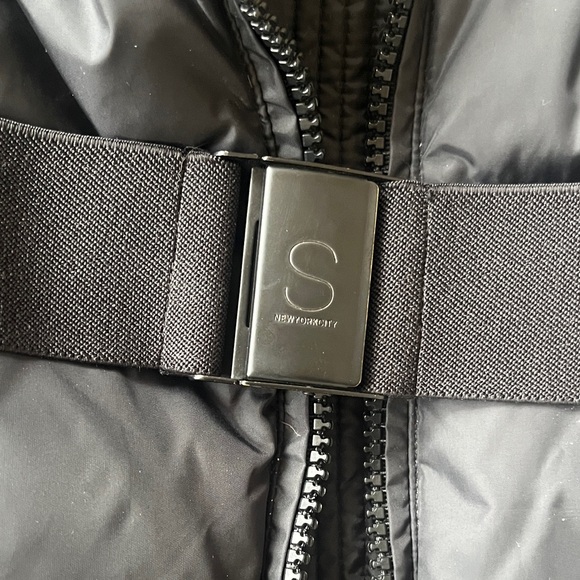 Elegant Black Puffer Jacket with Fur Trim - Picture 3 of 6